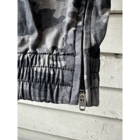 BNWT Spanx Stretch Twill Cargo Jogger Blackwash Camo Size Large - Picture 5 of 10